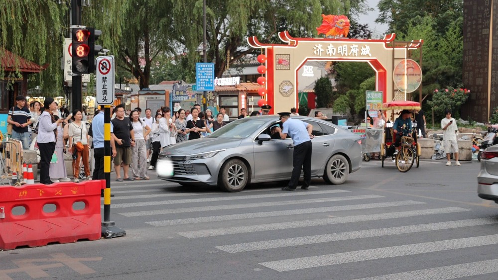 8辆非法网约车在大明湖景区被查 济南开展为期3个月的“打非治违”集中执法行动