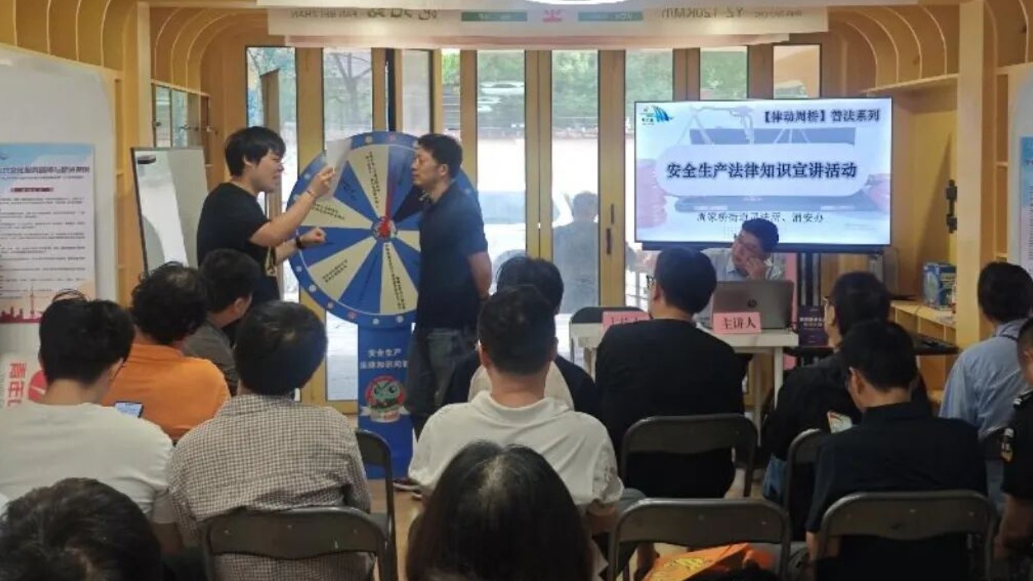 周家桥街道举办“安全生产月”主题咨询暨联合普法进社区活动