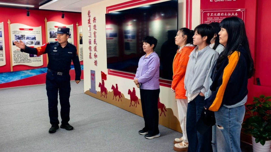 新疆阿勒泰市司法局党支部联合边境警务站开展迎“七一”主题党日活动
