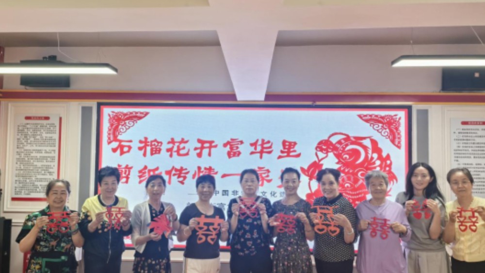 银川市兴庆区富华社区：剪纸传情促团结 普法惠民筑平安