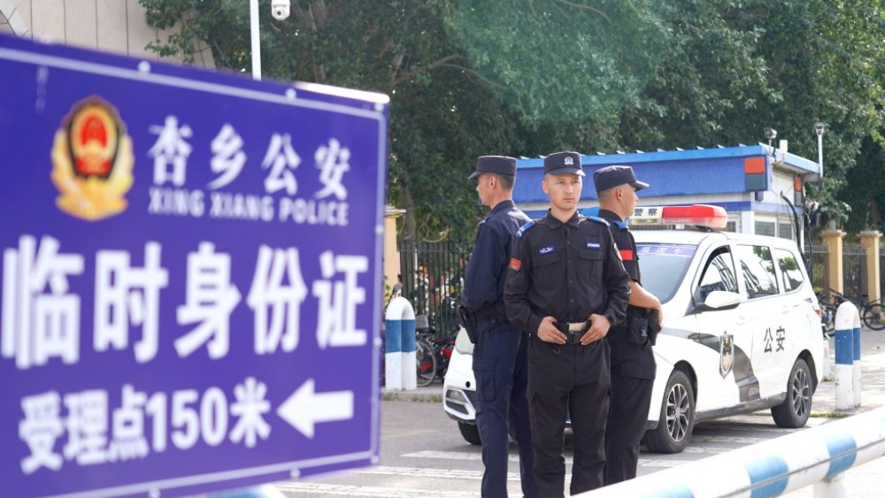 新疆伊宁县公安局中考日筑起平安防线 守护青春梦想