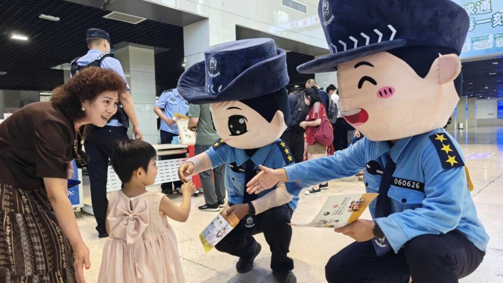 新疆奎屯市公安局：禁毒宣传进候车厅 护航旅客平安出行