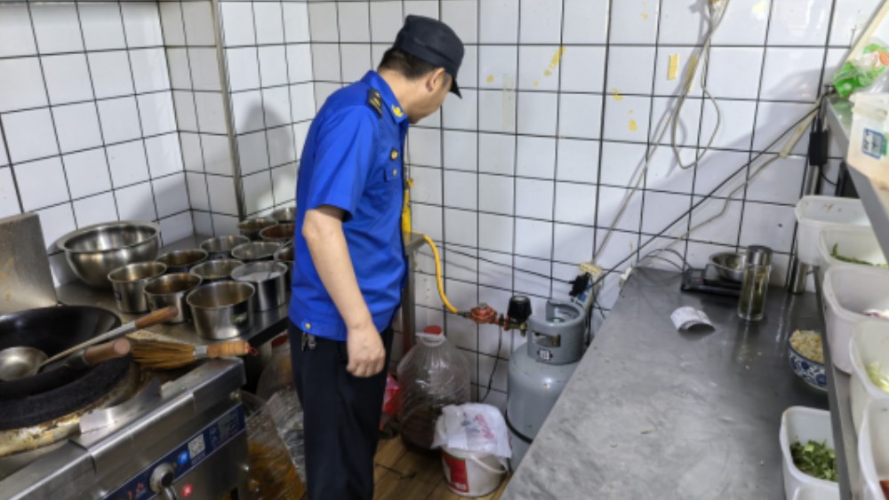 银川市兴庆区兴隆社区：排查隐患筑防线 联合执法保平安