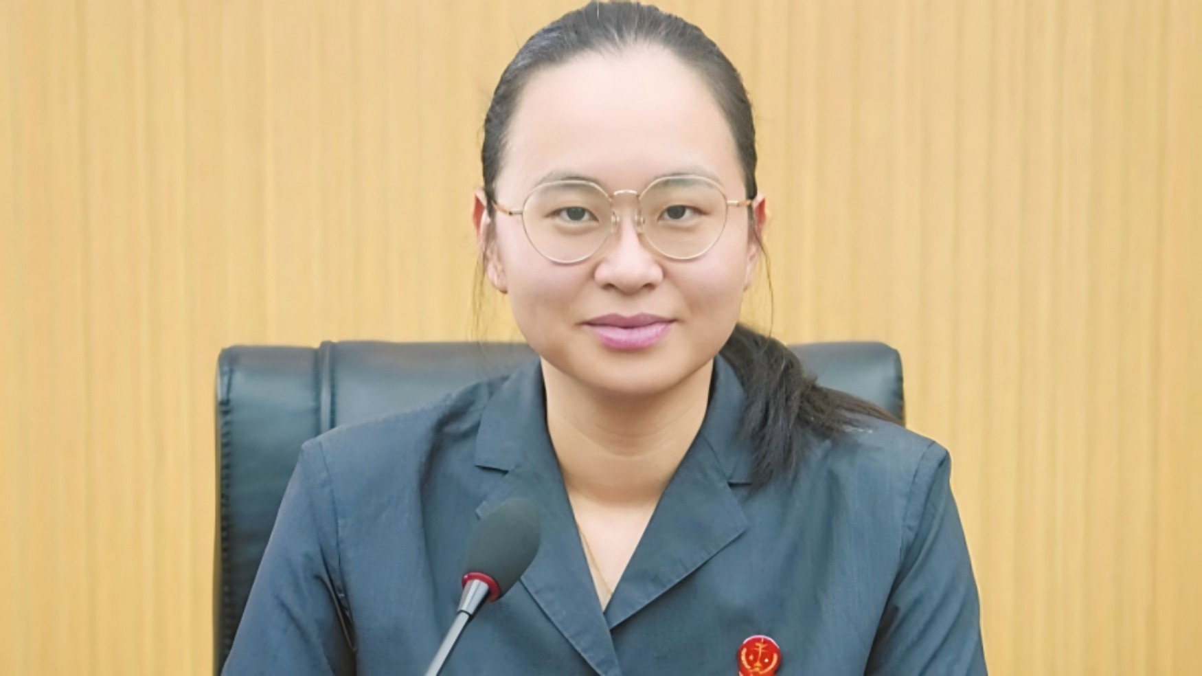 两种身份，都需要走进群众心里