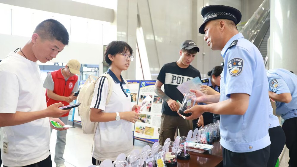 乌鲁木齐铁路公安局乌鲁木齐铁路公安处石河子站派出所开展“6·26”国际禁毒日宣传活动