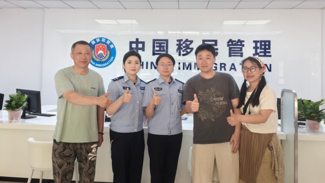 新疆库车市公安局：周末延时服务不打烊，高效办证获游客赞誉