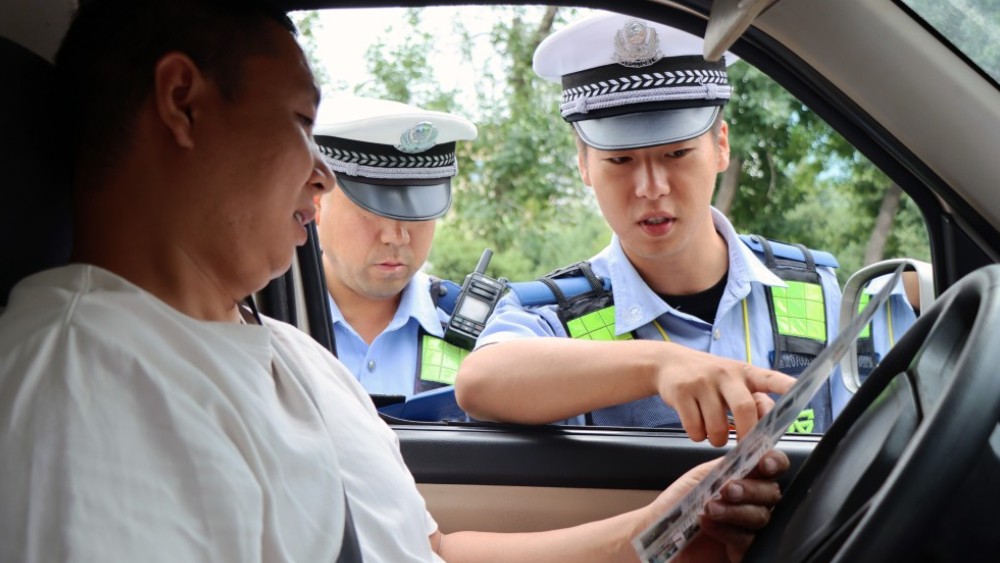 “带”上安全再出发！新疆奎屯市公安局交警紧扣夏季出行安全带