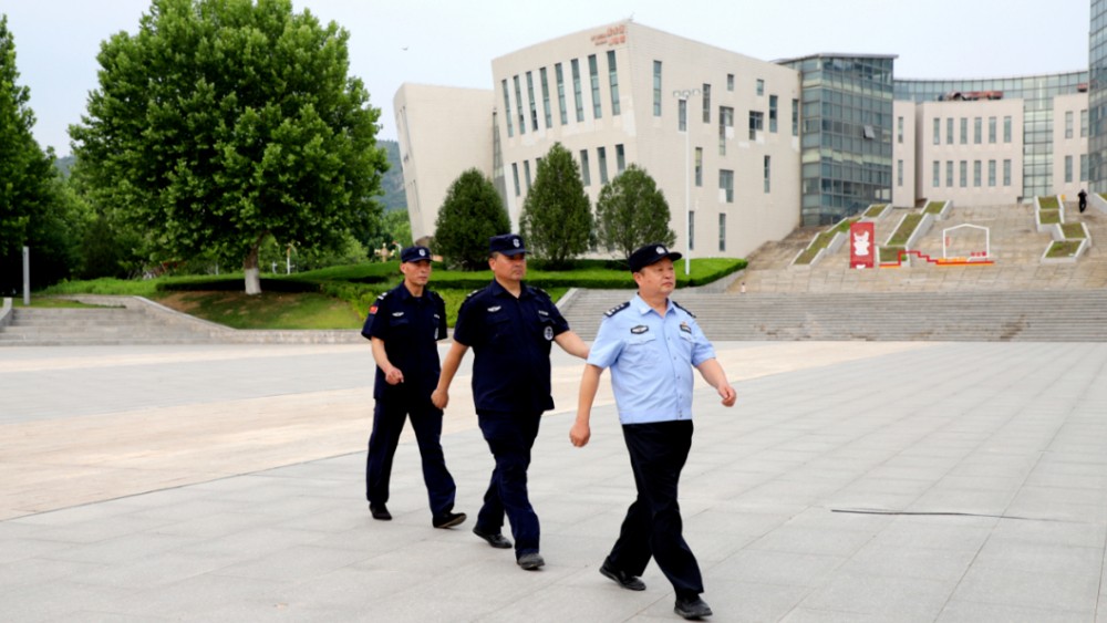 讲安全被嫌“不懂艺术”？57岁老警长靠“混圈”山艺，毕业季热线被打爆！