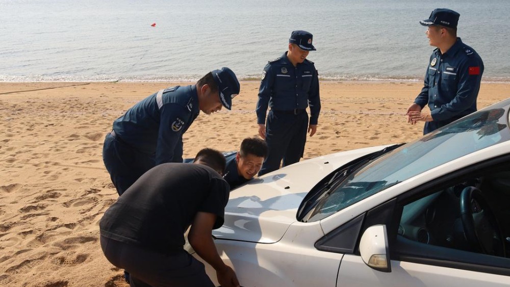 群众驾车沙滩遇险 烟台海警合力施救