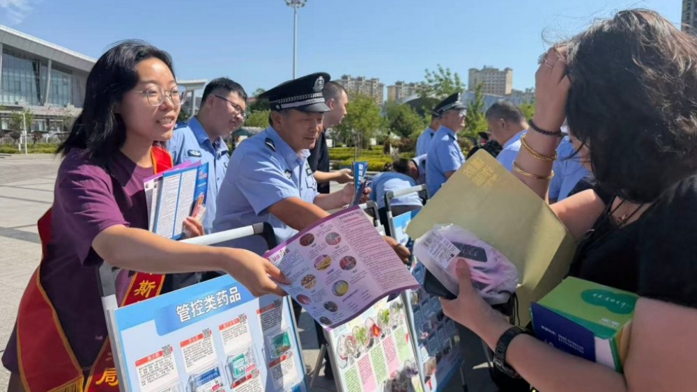 新疆霍尔果斯市司法局：禁毒普法走进口岸 筑牢边境无毒防线