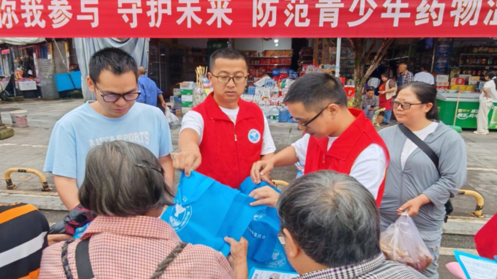 广安市前锋区观塘镇开展防范青少年药物滥用宣传活动