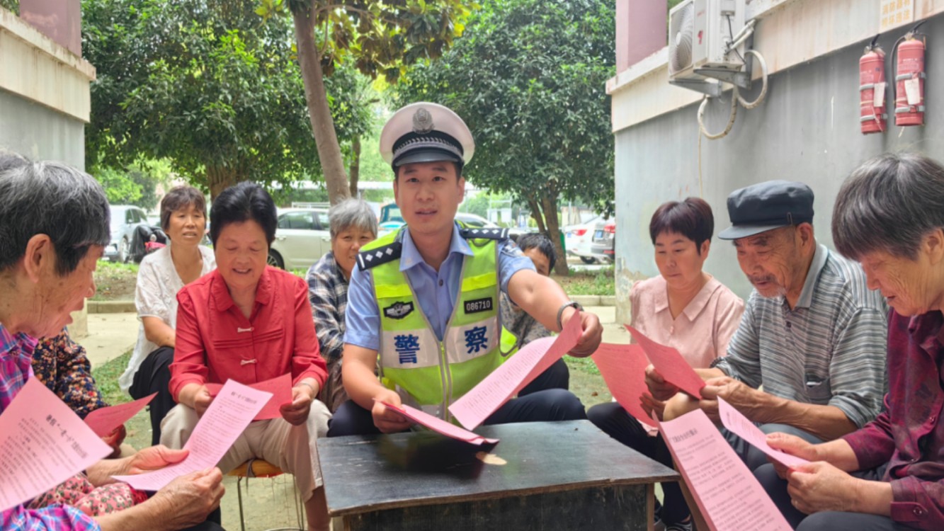 安徽省泗县交警走进社区开展银发交通安全宣讲 守护老年群众平安出行