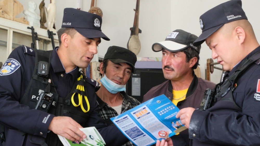 新疆喀什塔什库尔干边境派出所民警走村入户进毡房 把禁毒课搬到群众家门口