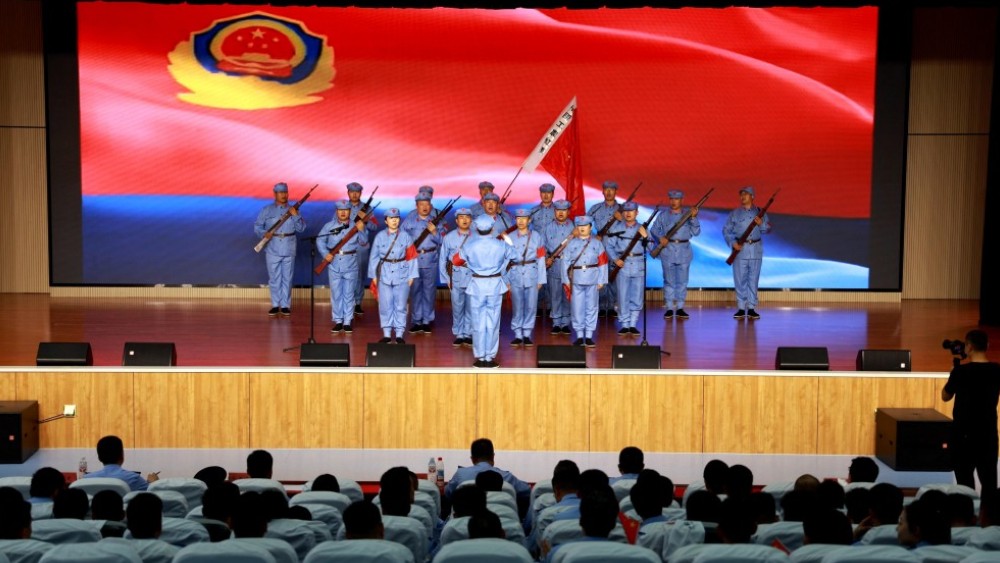 新疆生产建设兵团五家渠垦区公安局：警营唱红歌 一曲一忠诚