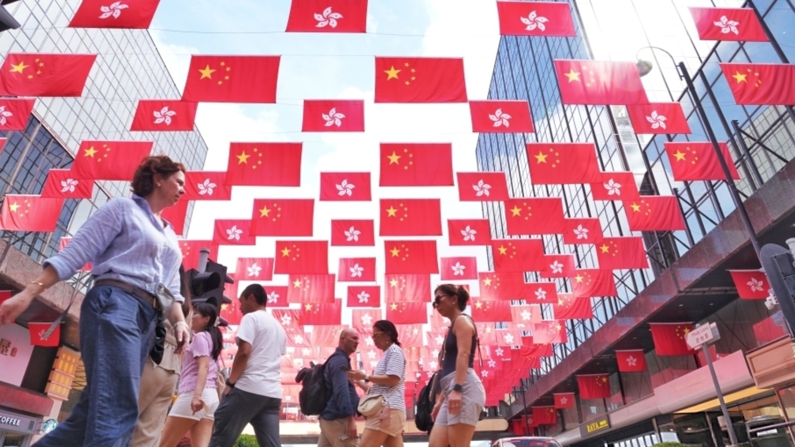 迎接回归祖国29周年 香港街头喜庆氛围日渐浓厚