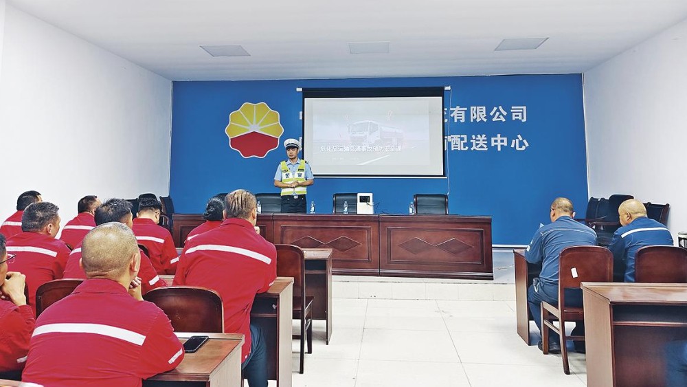隆昌交警进企业送安全