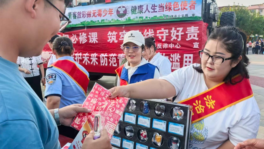 新疆布尔津县司法局联合多部门开展“6·26”国际禁毒日法治宣传