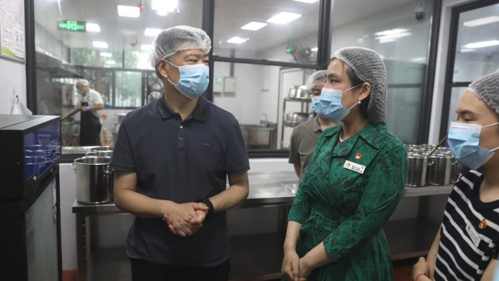 泸州市政协副主席李华桂带队督导龙马潭区玉带河幼儿园食品安全和校园安全工作