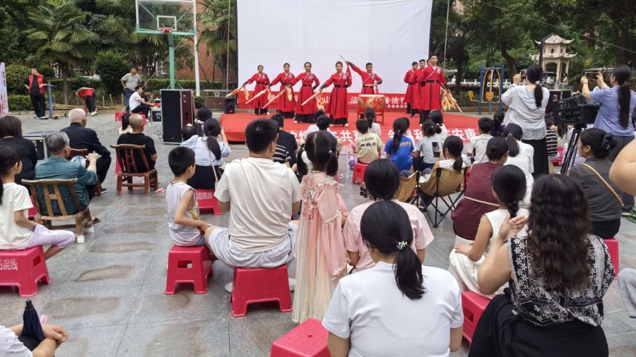“法润郦民”传新风 “山花说法”进社区——河南省内乡县司法局开展公益联动普法进社区惠民活动
