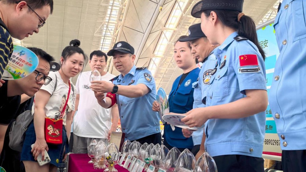 候车厅里的特殊“展台”：这些伪装毒品你能认出几个？