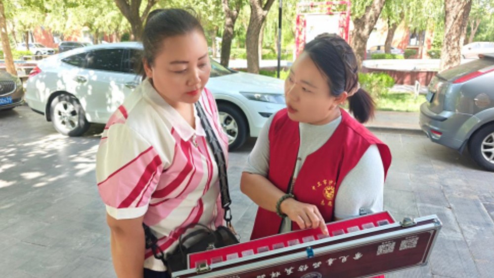 中卫市沙坡头区湖畔社区 ：仿真模型辨毒品，法治宣讲护家园