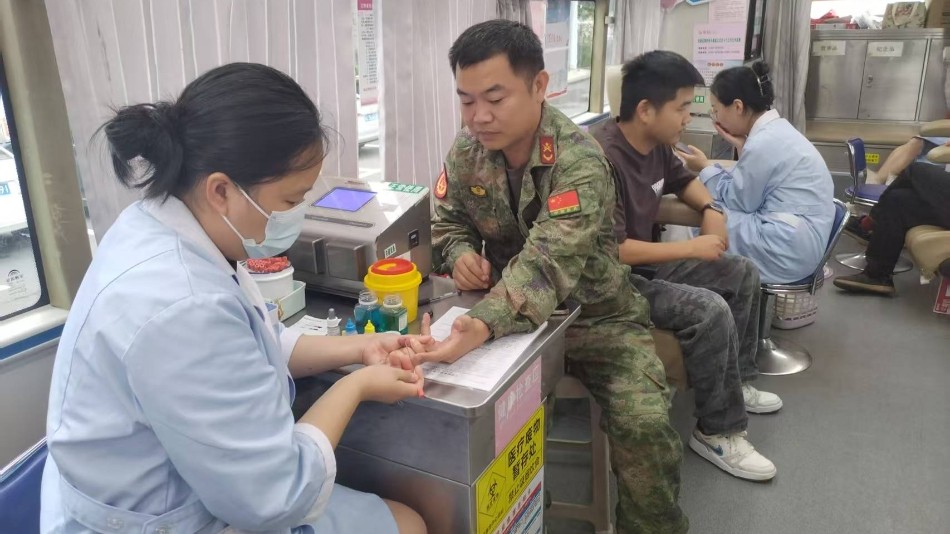 宜春袁州：飞剑潭乡人武部组织基干民兵、退役士兵 开展无偿献血志愿活动