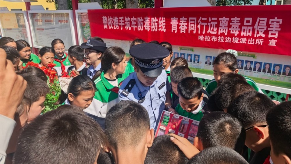 新疆塔城边境管理支队哈拉布拉边境派出所联合裕民县法学会筑牢禁毒防线