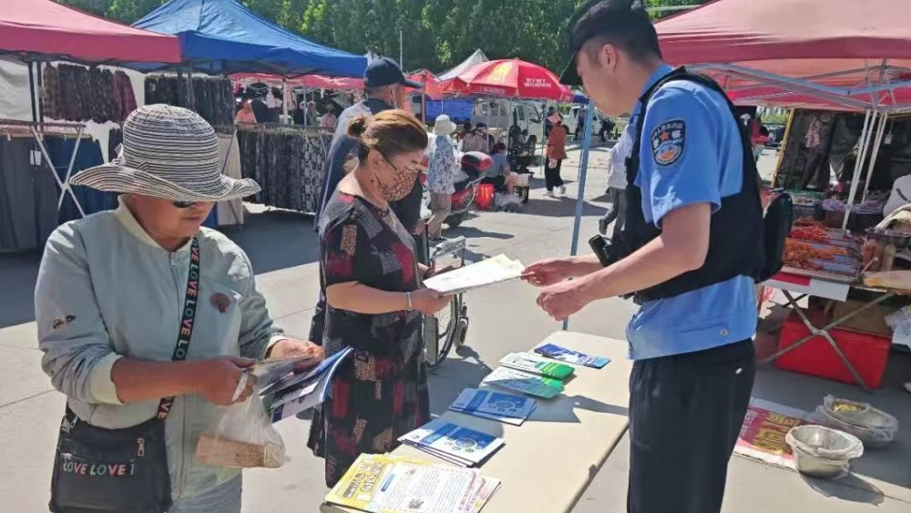 新疆生产建设兵团第二师铁门关市公安局：禁毒宣传进巴扎 守护人间“烟火气”