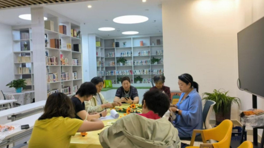 银川市兴庆区双庄社区：巧手制花送学子，邻里温情助中考