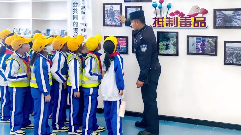 西藏定结县公安局将禁毒法治课堂从校园搬到现场守护雪域“格桑花”