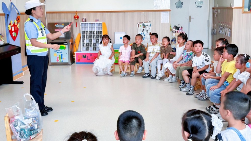 新疆生产建设兵团第八师石河子市城区公安局走进石河子市第三幼儿园开展暑期交通安全宣传