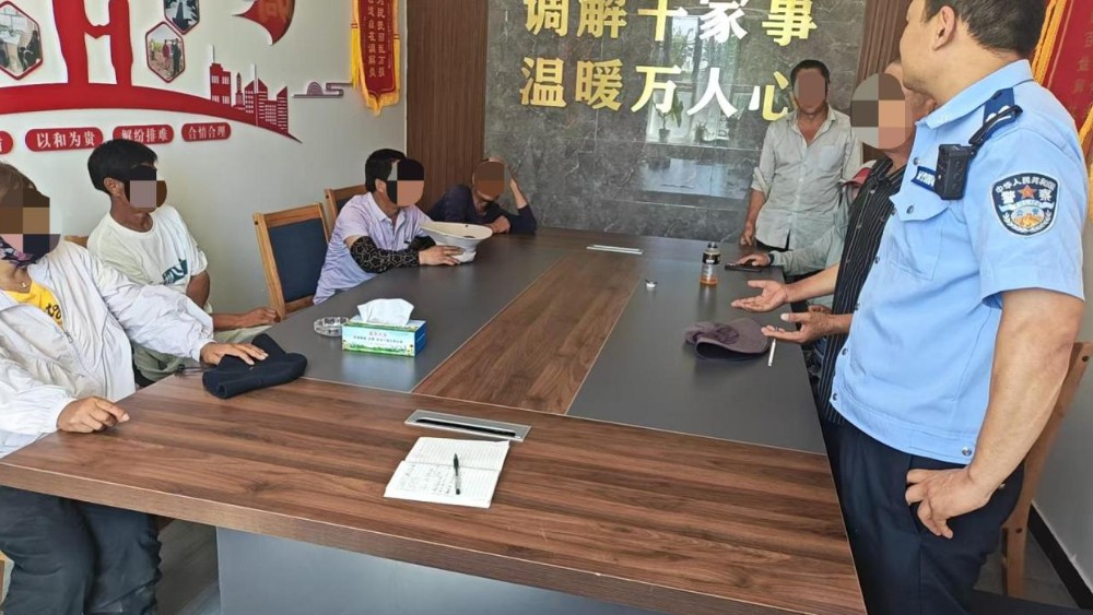新疆福海县阔克阿尕什乡多部门联手当场化解劳务纠纷