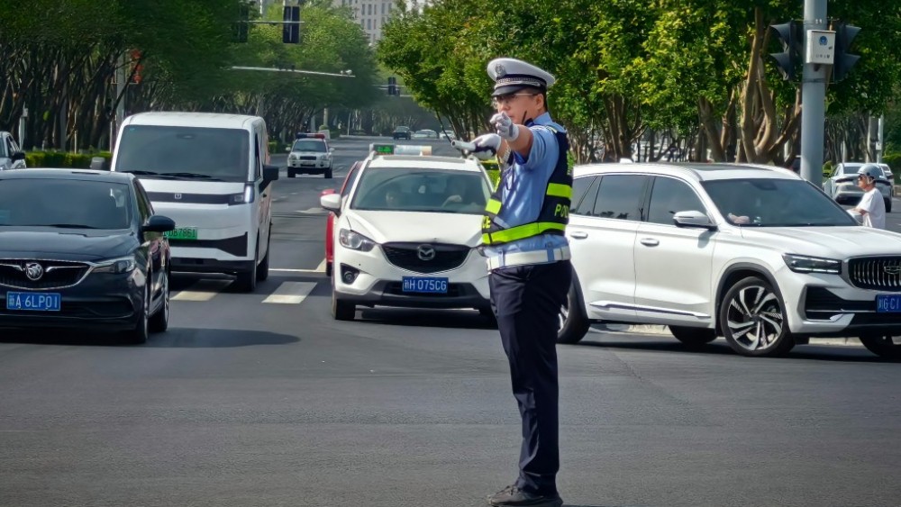 新疆乌鲁木齐市水磨沟区交警全力护航第九届中国—亚欧博览会交通安保工作