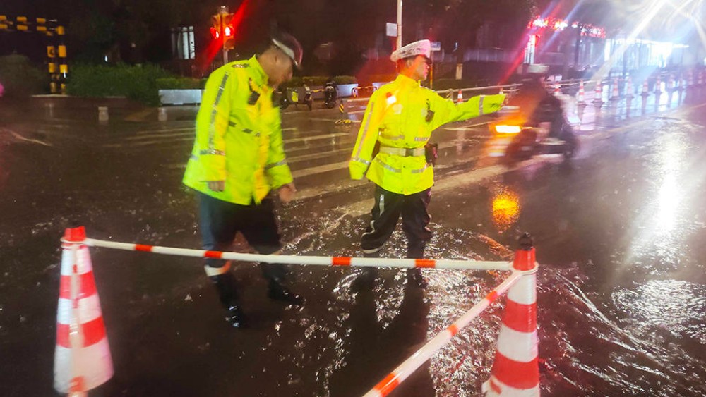 徒手清淤、蹚水护航……雨夜，济南交警是街头最安心的路标