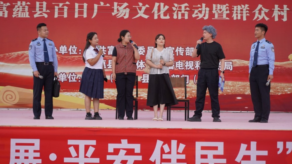 新疆富蕴县举办“法治护发展 平安伴民生”百日文化广场主题文艺汇演