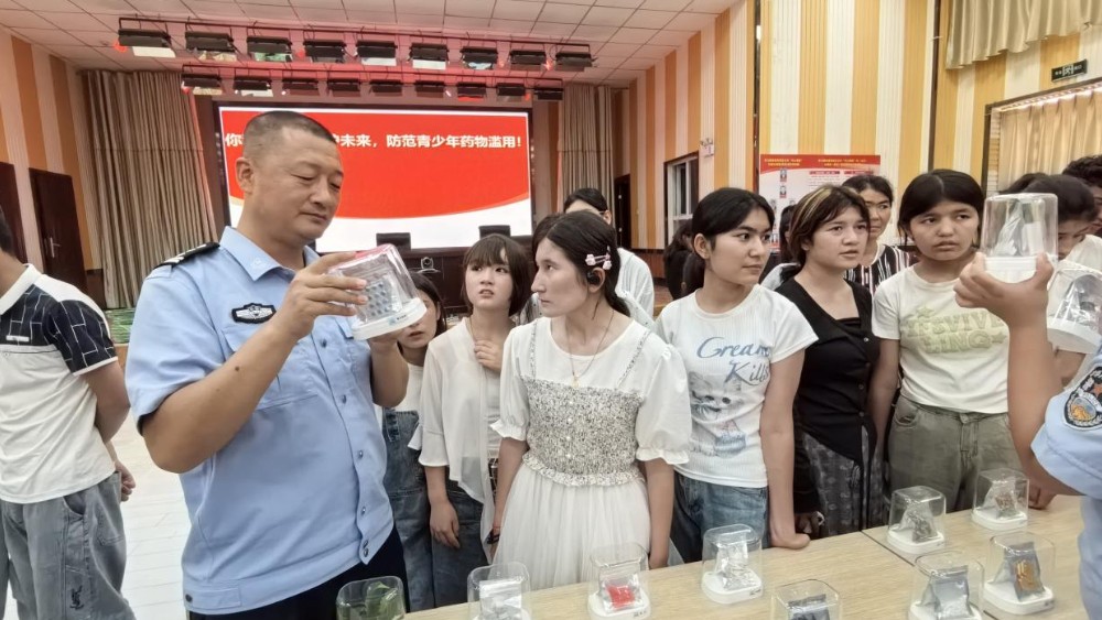 新疆麦盖提县公安局：禁毒宣讲走进返乡学子 筑牢暑期青春防毒墙