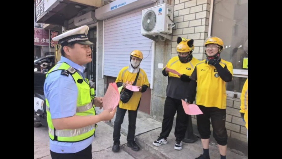 吉林图们交警“马路课堂”开讲 向外卖骑手送上交通安全“必修课”
