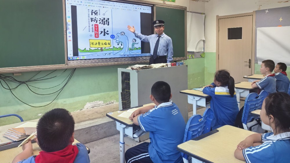 新疆奎屯市公安局：法治副校长上好“暑假最后一课” 用“警察蓝”守护“平安夏”