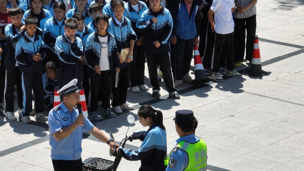 新疆伊宁县百余名中学生暑期前“沉浸式”体验交通安全课