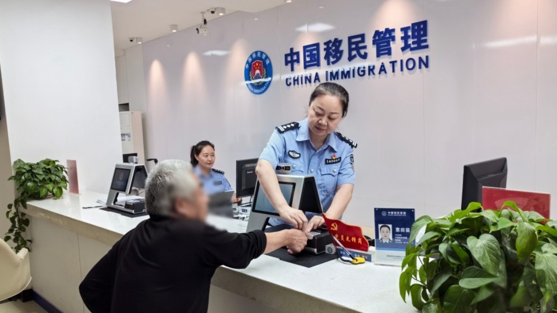 新疆阿克苏市公安局出入境管理大队：贴心帮办港澳旅游证件 温情服务护航银发旅途