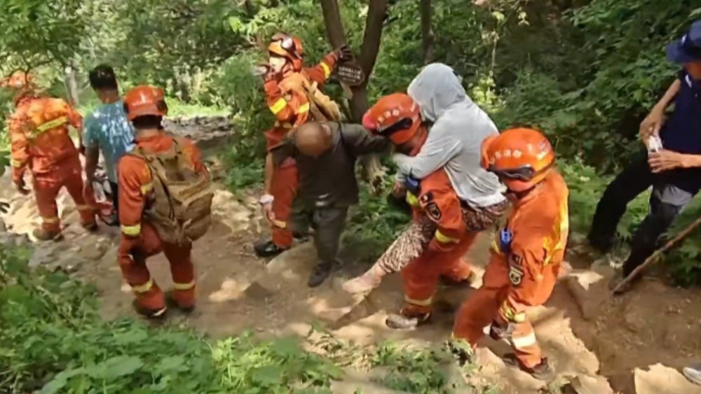 警民同心！邹平成功救援登山被困游客