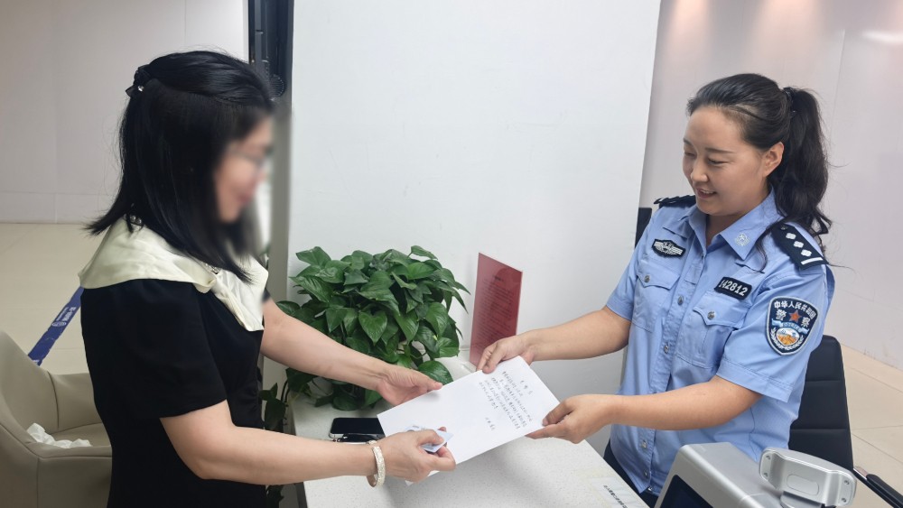 新疆阿克苏市公安局出入境管理大队启动紧急办理机制，高效服务获群众表扬
