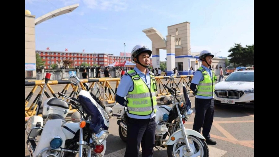 中考收官 吉林白城交警与考生一起圆满“交卷”