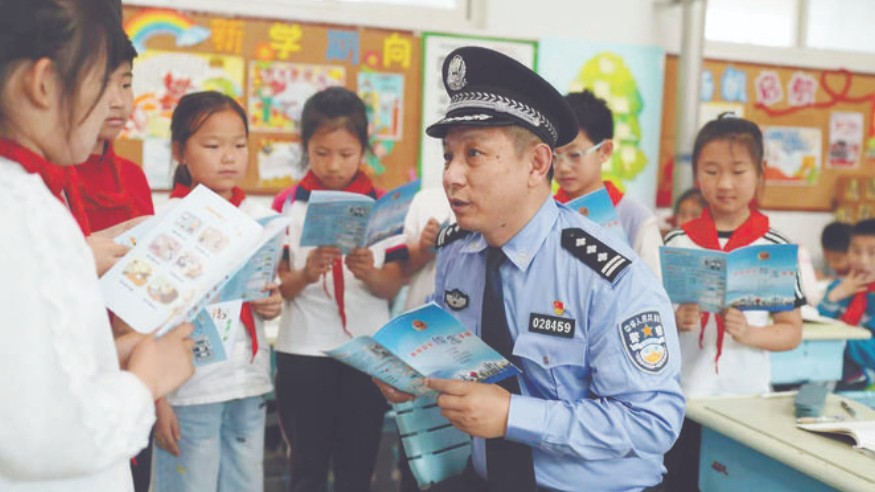 坚守护学一线 当好法治引路人