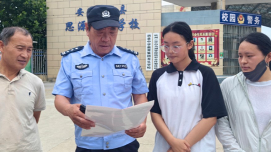 瓜田旁校门边 民警把安全知识送到群众身边