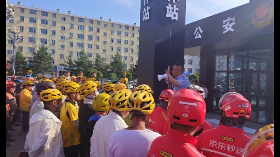 把安全装进配送箱 吉林扶余公安为快递、外卖骑手敲响出行警钟