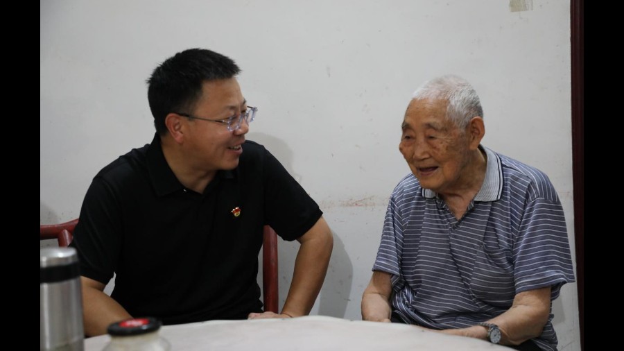 河南省南阳市西峡县法院院长吴贺明走访慰问老党员