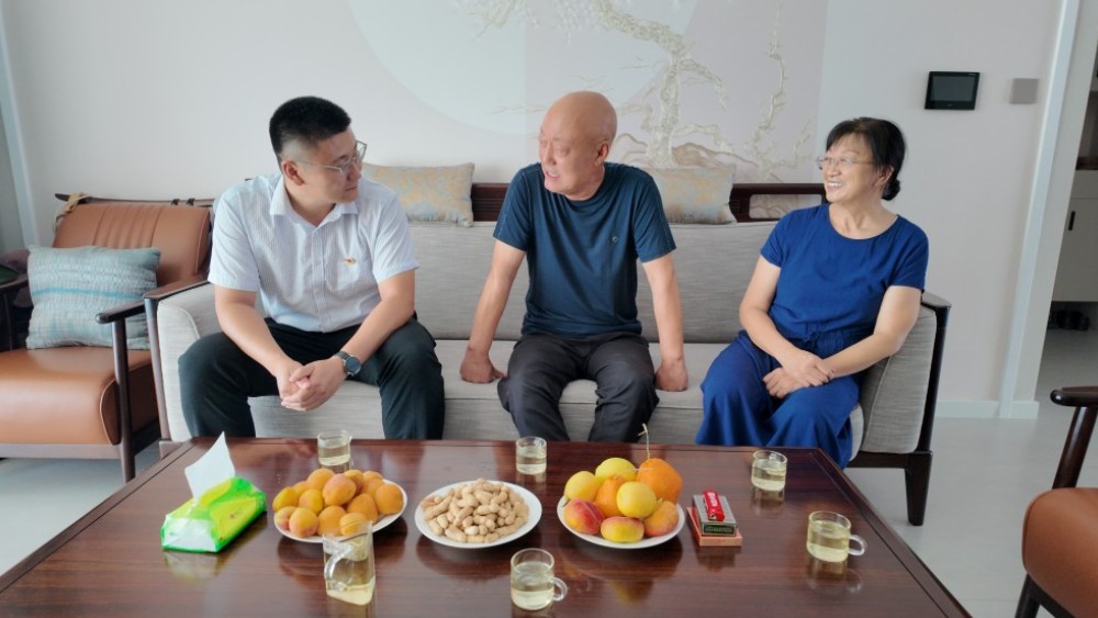 新疆博乐市人民法院慰问老党员传递组织关怀凝聚奋进力量