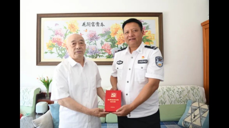 吉林省长春市公安局扎实开展“光荣在党50年”纪念章上门颁发工作