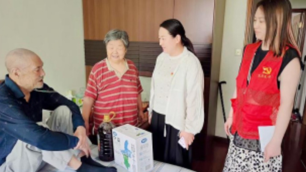 银川市兴庆区正丰社区：共庆“七一”忆初心 浓情慰问传党恩